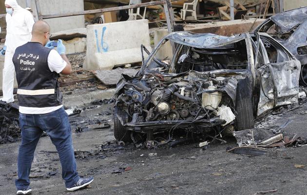 Un policier sur le lieu de l'attentat à la voiture piégée commis le 27 décembre 2013 à Beyrouth [Anwar Amro / AFP]