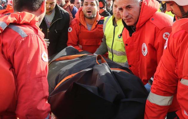 Le corps d'une victime de l'attentat à la voiture piégée commis le 27 décembre 2013 à Beyrouth, emmené par les secours [ / AFP]
