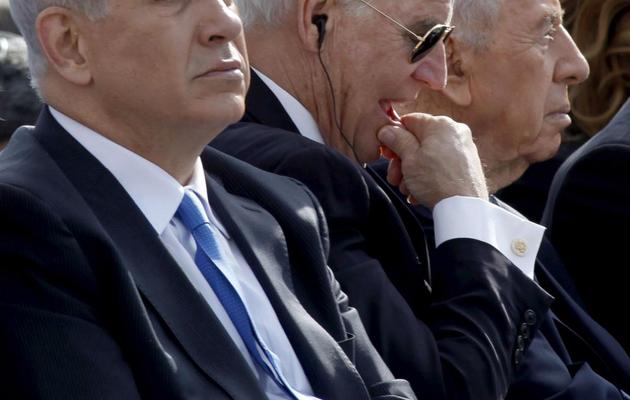 Le vice-président américain Joe Biden, au centre, entre le président israélien Shimon Peres (d) et le Premier ministre Benjamin Netanyahu (g) à la Knesset à Jérusalem, le 13 janvier 2014 [Gali Tibbon / AFP]
