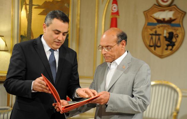Le président tunisien Moncef Marzouki (d) reçoit la liste des membres du gouvernement que propose le Premier ministre désigné Mehdi Jomaâ, le 26 janvier 2014 à Tunis [Fethi Belaid / AFP]