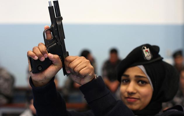 Une Palestinienne s'entraîne pour intégrer une unité anti-émeute féminine, alors que la police palestinienne ne compte que 3% de femmes, le 20 février 2014 à Jéricho [Abbas Momani / AFP]