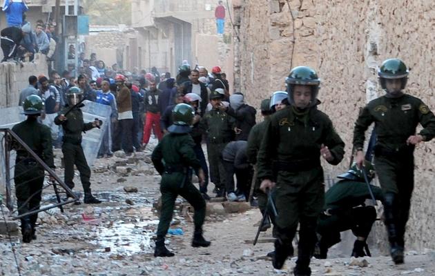 Des forces de sécurité algérienne face à des résidents à Ghardaïa le 18 mars 2014 [Farouk Batiche / AFP/Archives]