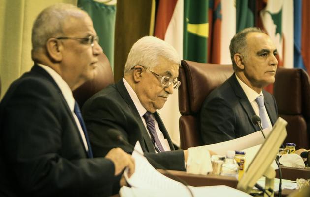 Le chef des négociateurs palestiniens, Saëb Erakat (g) et le président palestinien Mahmoud Abbas (c) au Caire le 9 avril 2014 [Mohamed el-Shahed / AFP/Archives]