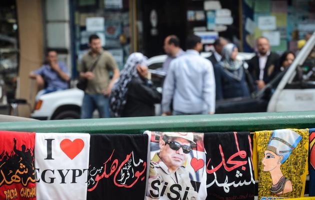 Des tee-shirts en vente dans les rues du Caire (Egypte), dont un à l'effigie de l'ex-général Sissi, candidat à l'élection présidentielle, le 13 avril 2014 [Mohamed el-Shahed / AFP]