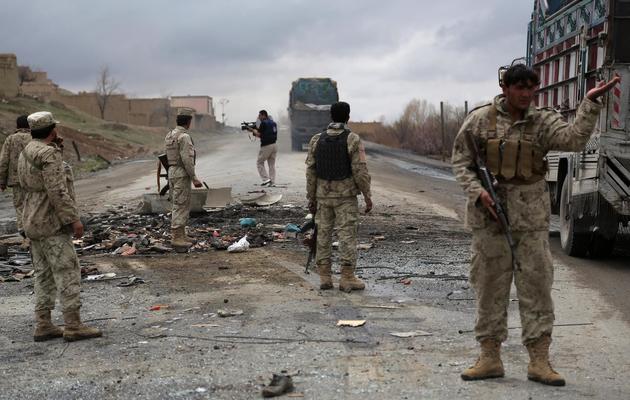 Des forces de sécurité afghanes sur le lieu d'une attaque à la bombe le 8 avril 2013 [Rahmatullah Alizad / AFP/Archives]