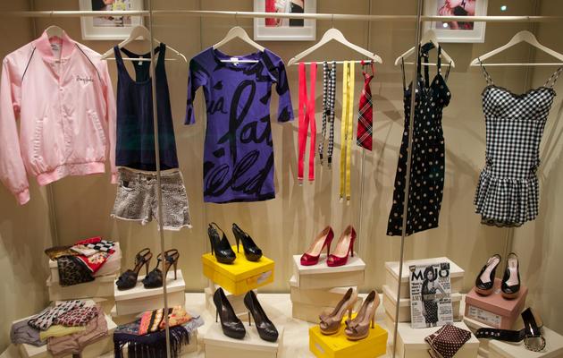 Des vêtements et des accessoires de la chanteuse Amy Winehouse exposés au Musée juif de Londres, le 2 juillet 2013 [Andrew Cowie / AFP]