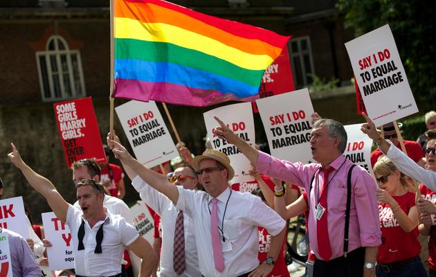 Des partisans du mariage homosexuel manifestent devant le Parlement britannique le 15 juillet 2013 [Andrew Cowie / AFP]