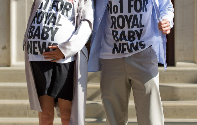 Des sosies de Kate et William devant l'hôpital St Mary à Londres le 19 juillet 2013 [Leon Neal / AFP]