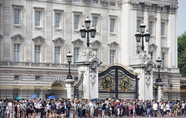 Une foule de personnes rassemblées devant Buckingham Palace, le 22 juillet 2013 [Justin Tallis / AFP]