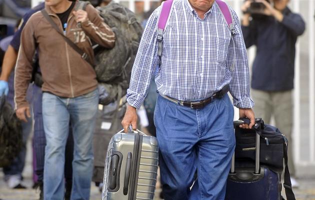 Les bagages des voyageurs sont emportés par des proches le 27 juillet 2012 à Saint-Jacques de Compostelle [Rafa Rivas / AFP]