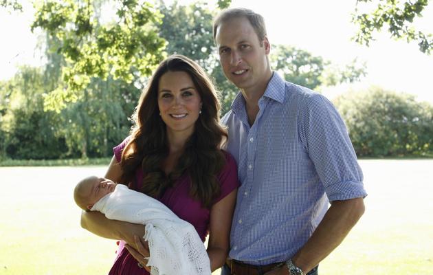 La duchessse de Cambridge, le prince William, et leur bébé George, sur une photo prise par Michael Middleton diffusée le 19 août 2013 [Michael Middleton / Duc et duchesse de Cambridge/AFP]