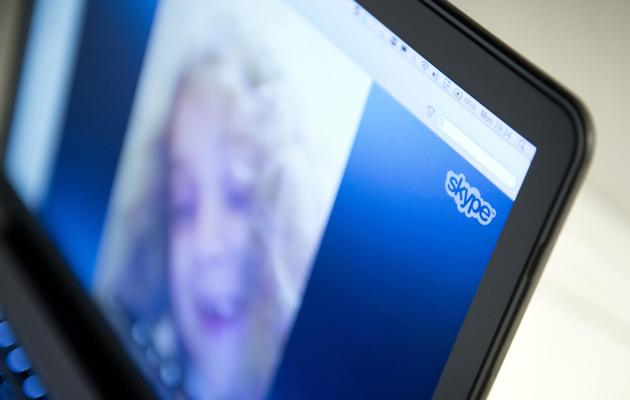 Une femme communique avec sa famille via Skype le 27 août 2013 à Stockholm [Jonathan Nackstrand / AFP]