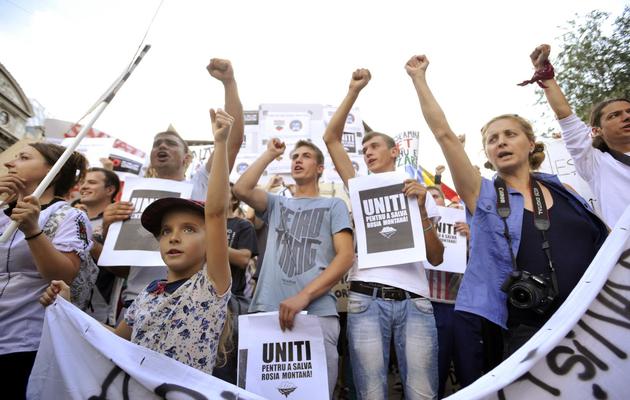 Manifestation le 1er septembre 2013 à Bucarest contre un projet canadien de mine d'or [Karina Knapek / AFP]