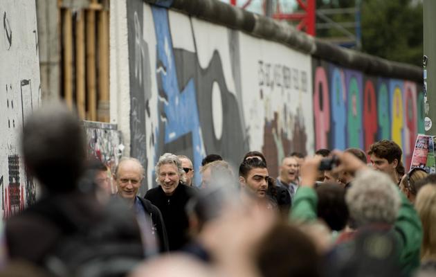 Roger Waters marche le long du Mur de Berlin, le 3 septembre 2013 [Odd Andersen / AFP]