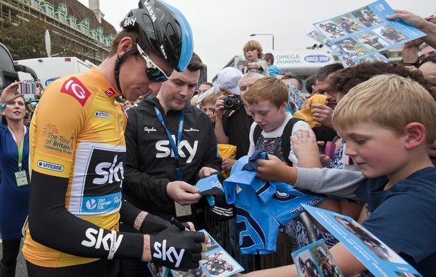 Bradley Wiggins signant des autographes lors du final du Tour de Grande Bretagne le 22 septembre 2013 à Londres [Will Oliver / AFP/Archives]