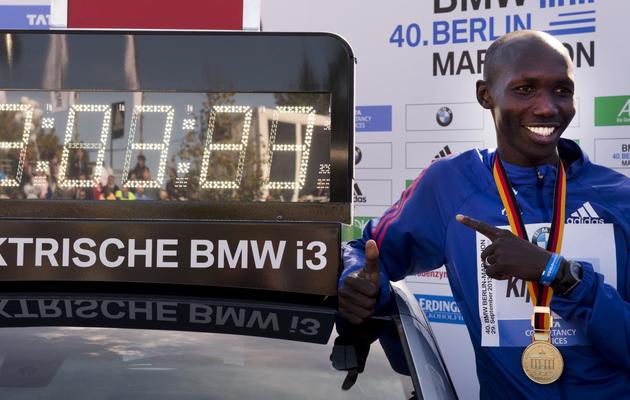 L'athlète kényan Wilson Kipsang pose avec son nouveau record du monde de marathon, battu lors de la 40e édition de celui de Berlin, le 29 septembre 2013 [ / AFP/Archives]