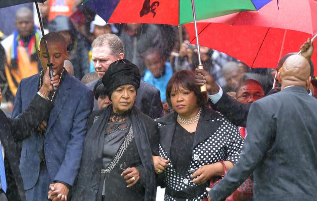 Zozuko Dlamini Mandela, petit-fils de Mandela,  Winnie Madikizela Mandela sa seconde épouse, et Zindzi Mandela, sa fille, à leur arrivée  au stade Soccer City le 10 décembre 2013 à Soweto [Alexander Joe / AFP]