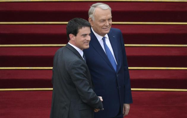 Manuel Valls, nouveau Premier ministre français qui succède à Jean-Marc Ayrault, devant les marches de l'Hôtel Matignon pour la cérémonie de passation de pouvoir le 1er avril 2014 [Lionel Bonaventure / AFP]