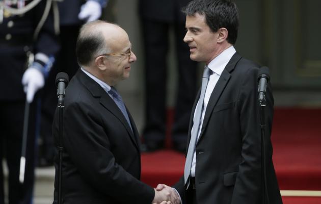 Bernard Cazeneuve et  Manuel Valls  lors de la cérémonie de passation de pouvoirs au ministère de l'Intérieur le 2 avril 2014 à Paris  [Kenzo Tribouillard / AFP]