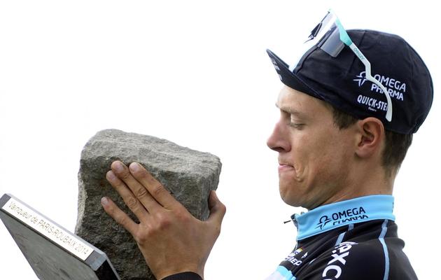 Le Néerlandais Niki Terpstra d'Omega Pharma-Quick Step brandit le trophée du vainqueur de Paris-Roubaix le 13 avril 2014 entre Compiègne et Roubaix [François Lo Presti / AFP]