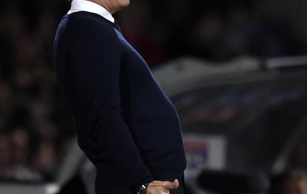 L'entraîneur français du PSG Laurent Blanc, agacé lors de la défaite face à l'Olympique Lyonnais le 13 avril 2014 à Lyon [Philippe Desmazes / AFP]