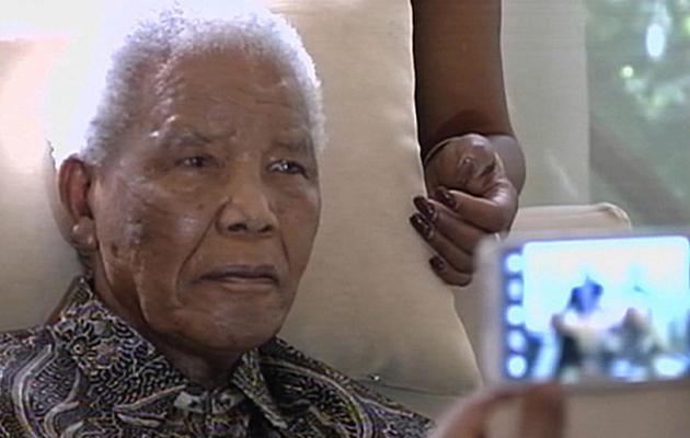 Capture d'écran d'une vidéo de la chaîne de télévision sud-africaine SABC montrant Nelson Mandela chez lui à Johannesburg, le 29 avril 2013 [ / SABC/AFP/Archives]