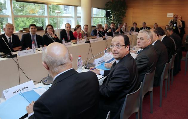 François Hollande entre Michel Sapin et Jean-Marc Ayrault à l'ouverture de la conférence sociale le 20 juin 2013 au palais d'Iena à Paris [Philippe Wojazer / Pool/AFP]