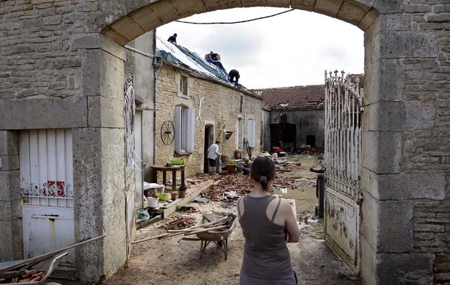 Des voisins viennent en aide pour colmater les toits de maisons emportés par des vents violents, à Montliot-et-Courcelles, en Côte d'Or [PHILIPPE DESMAZES / AFP Photo]