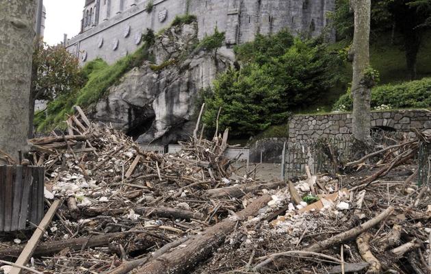 Une rue des sanctuaires de Lourdes couverte de morceaux de bois, le 20 juin 2013 [PASCAL PAVANI / AFP]