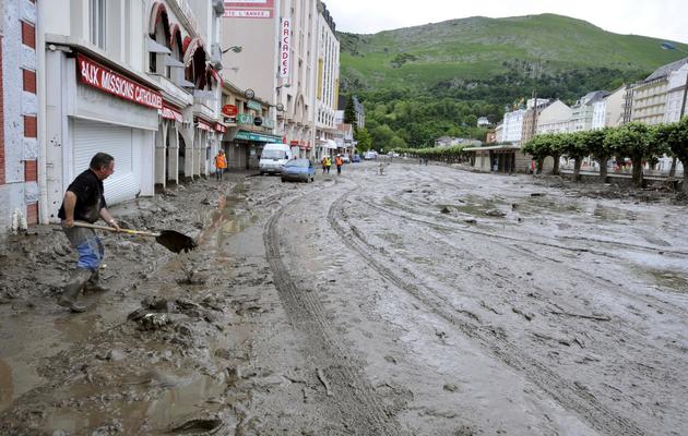 Le nettoyage de la ville Lourdes a commencé le 20 juin 2013 après les inondations [Pascal Pavani / AFP]