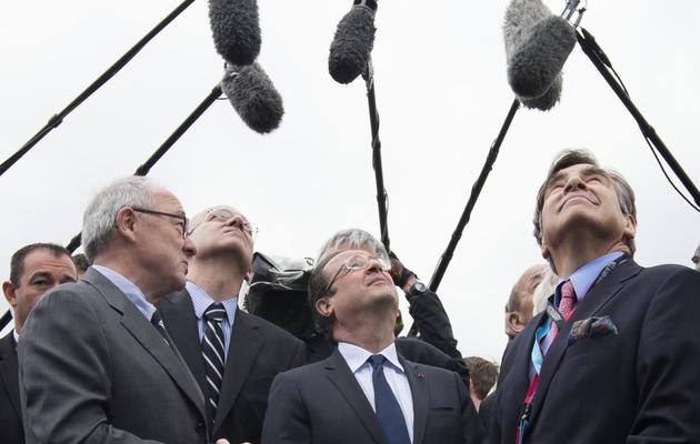 François Hollande regarde les perches des journalistes, le 21 juin 2013 à Paris [Ian Langsdon / Pool/AFP/Archives]