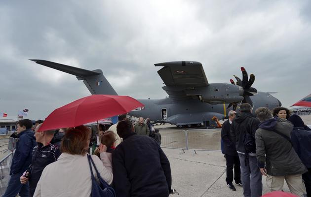 Des visiteurs le 22 juin 2013 devant l'Airbus A 400 M au Bourget [Eric Feferberg / AFP]