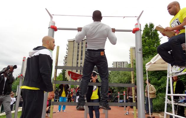 Des participants se mesurent lors de la plus grosse compétition de "street workout" d'Europe, le 22 juin 2013 à Grigny [Diane Falconer / AFP]