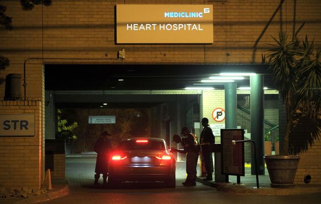 Des policiers à l'entrée de l'hôpital Medi-Clinic Heart, à Pretoria, le 23 juin 2013 [Alexander Joe / AFP]