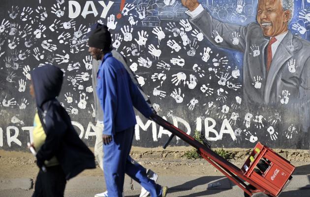 Le portrait de Nelson Mandela sur un mur à Alexandra, un township de Johannesburg, le 24 juin 2013 [Alexander Joe / AFP]