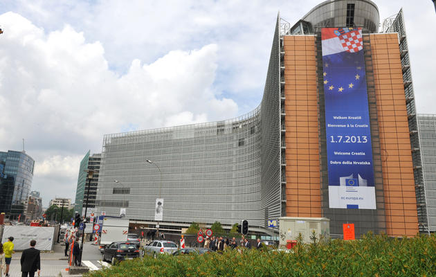 Une affiche annonce l'entrée de la Croatie dans l'Union européenne au siège de l'UE à Bruxelles [Georges Gobet / AFP]