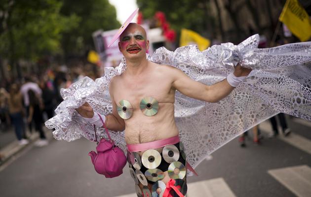 Un participant à la Gay Pride, le 29 juin 2013 à Paris [Lionel Bonaventure / AFP]
