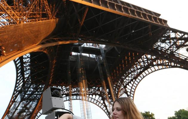 Présentation de la caméra de Google pour prendre les vues de la Tour Eiffel, le 6 juillet 2013 [THOMAS SAMSON / AFP Photo]