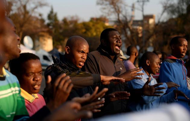 Un groupe de gospel chante devant la clinique où Nelson Mandela est hospitalisé, à Pretoria le 6 juillet 2013 [Filippo Monteforte / AFP]