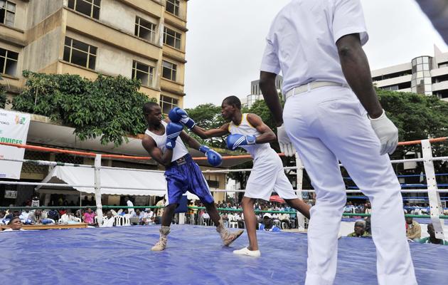 De jeunes boxeurs amateurs sur le ring de la place de la "Sorbonne", à Abidjan, le 3 juillet 2013 [Issouf Sanogo / AFP]