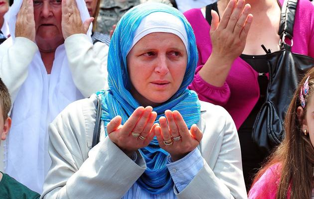 Plusieurs milliers de personnes rendent un dernier hommage aux victimes identifiées du massacre de Srebrenica, lors du passage d'un convoi de 409 corps à Sarajevo le 9 juillet 2013 [Elvis Barukcic / AFP]