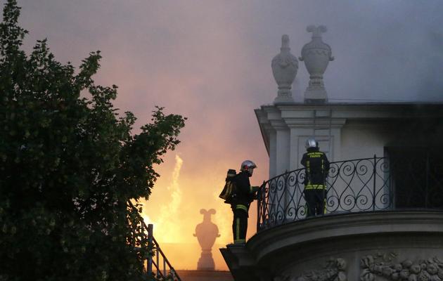 Les pompiers luttent le 10 juillet 2013 contre l'incendie qui s'est déclaré à l'Hôtel Lambert à Paris  [Kenzo Tribouillard / AFP]