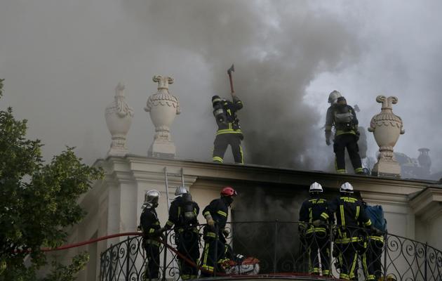 Les pompiers le 10 juillet 2013 sur le toit de l'Hôtel Lambert à Paris [Kenzo Tribouillard / /AFP]