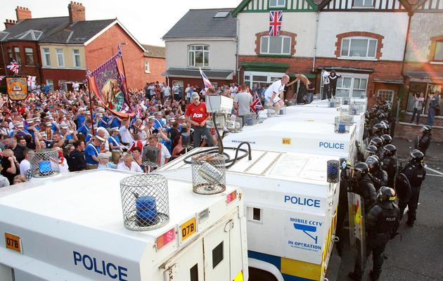 Affrontements entre policiers et manifestants le 12 juillet 2013 à Belfast  [Peter Muhly / AFP]