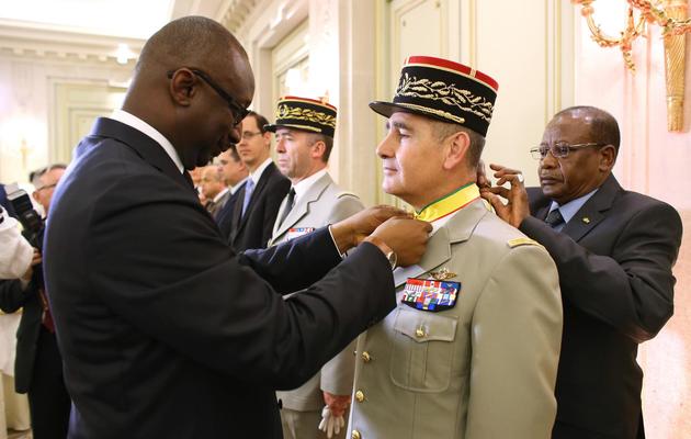 Le ministre malien des Affaires étrangères décore le général Brethous, le 13 juillet 2013 à Paris [Thomas Samson / AFP]