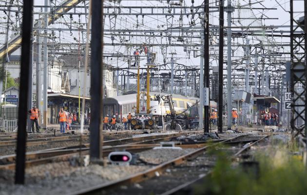 Une vue des opérations de levage du train Paris-Limoges qui a déraillé, le 13 juillet 2013 à Brétigny-sur-Orge près de Paris [Kenzo Tribouillard / AFP]