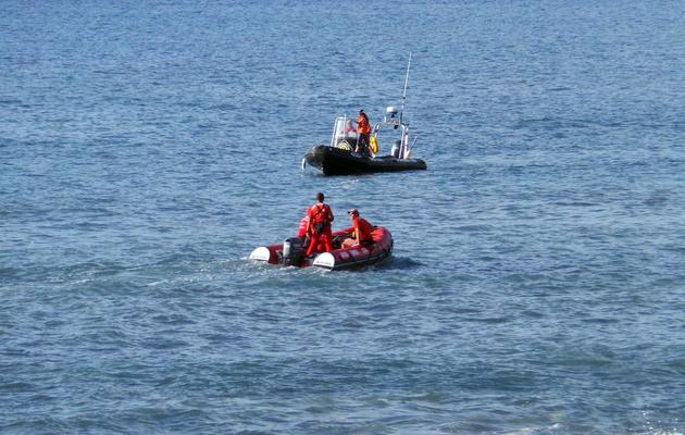 Des gardes-côtes cherchent les restes de la jeune fille attaquée par un requin, à La Réunion le 15 juillet 2013 [- / Imaz Press Reunion/AFP]