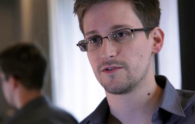 Capture d'écran fournie par le Guardian montrant l'ancien consultant américain Edward Snowden, le 6 juin 2013 [ / The Guardian/AFP/Archives]
