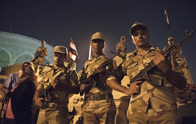 Des soldats gardent l'entrée du palais présidentiel, au Caire le 19 juillet 2013 [Khaled Desouki / AFP]