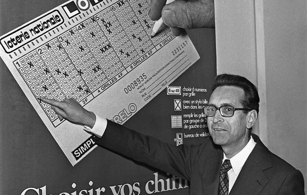 Le secrétaire général de la Loterie nationale, Maurice Caradet, présente une nouvelle campagne de publicité, le 6 mai 1976 [- / AFP/Archives]